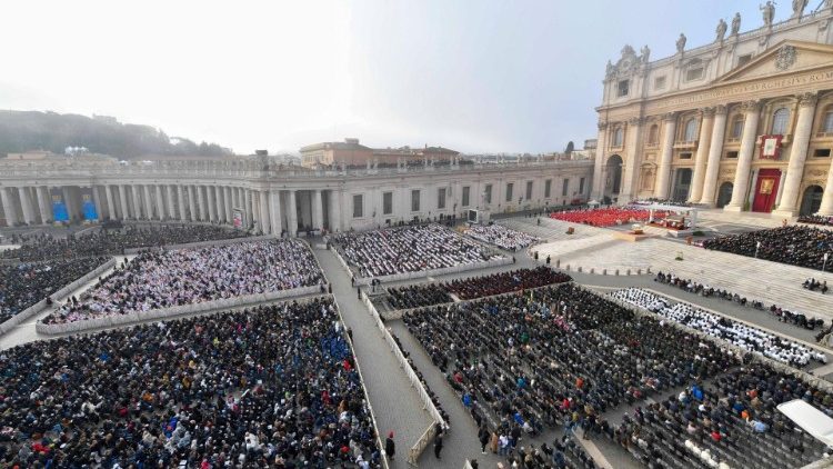 La Plaza de San pedro del Vaticano en las exequias de Benedicto XVI