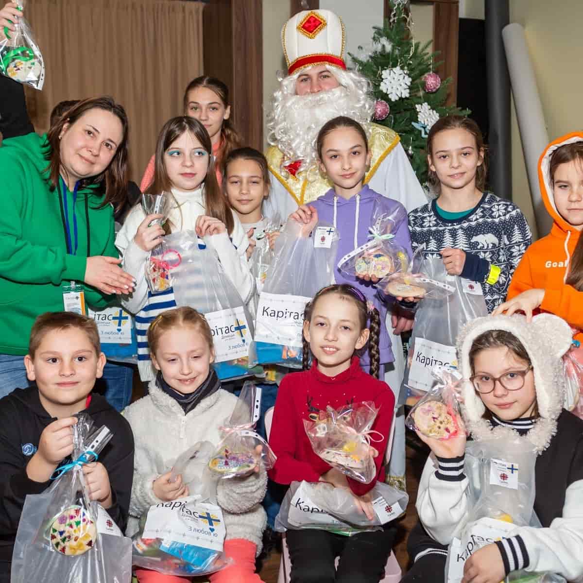 Pese a la guerra, San Nicolás ha traído regalos navideños a los niños a través de Cáritas Ucrania