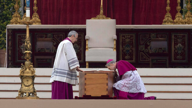 Gänswein besa el féretro de Benedicto XVI en su funeral