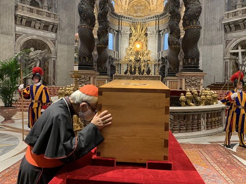 El cardenal Zen reza ante el féretro de Benedicto XVI.