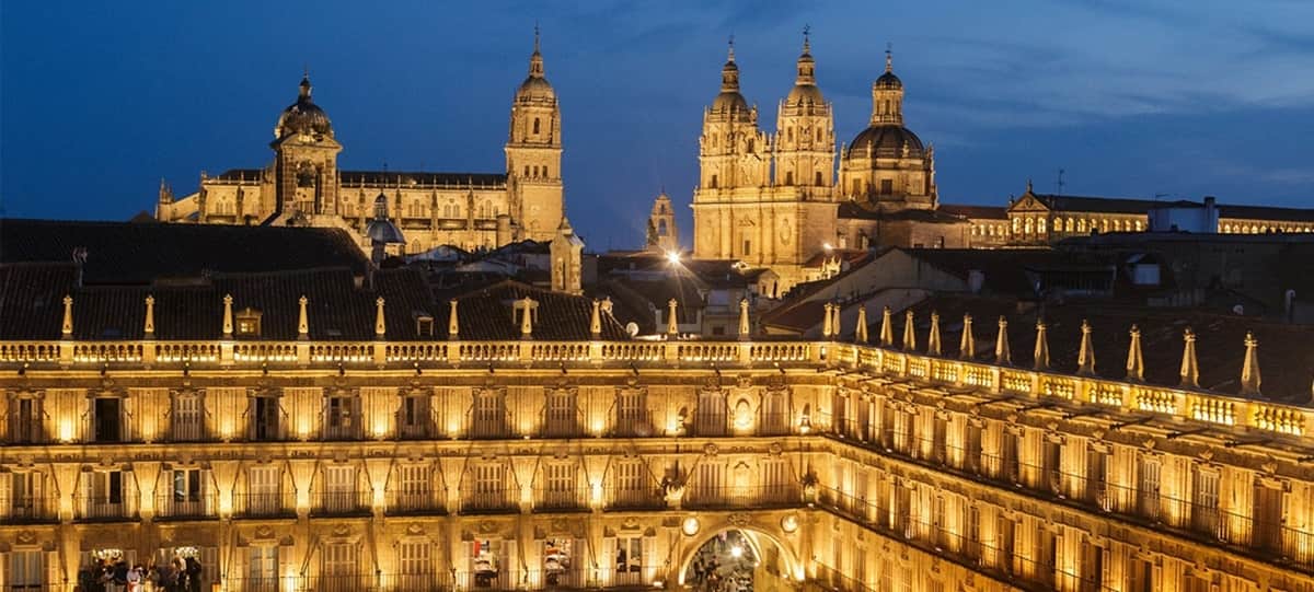 La Plaza Mayor de Salamanca. Al fondo, las dos catedrales, la espadaña de la universidad vieja, la iglesia de la Clerecía, la universidad pontificia...