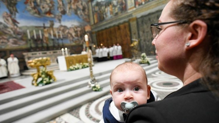 Bautismo del Señor 2023 - Papa Francisco bautiza bebés en la Capilla Sixtina