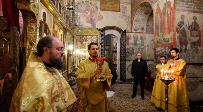 Putin ha sido fotografiado solo con clérigos en la liturgia de Nochebuena ortodoxa en una iglesia medieval del Kremlin