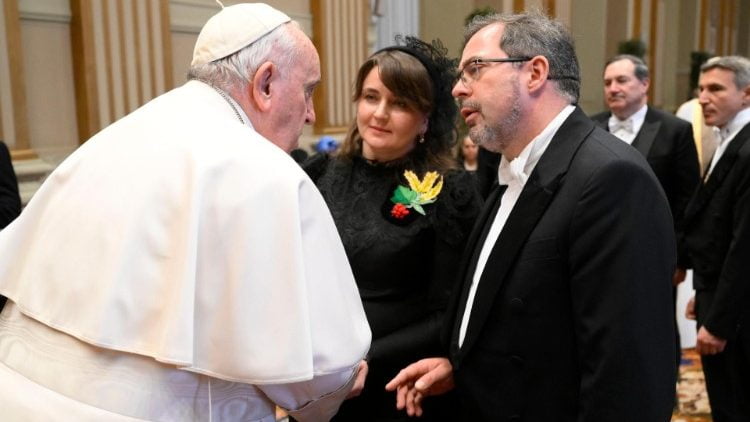 Papa Francisco con Andrii Yurash, embajador ucraniano ante el Vaticano, y su esposa
