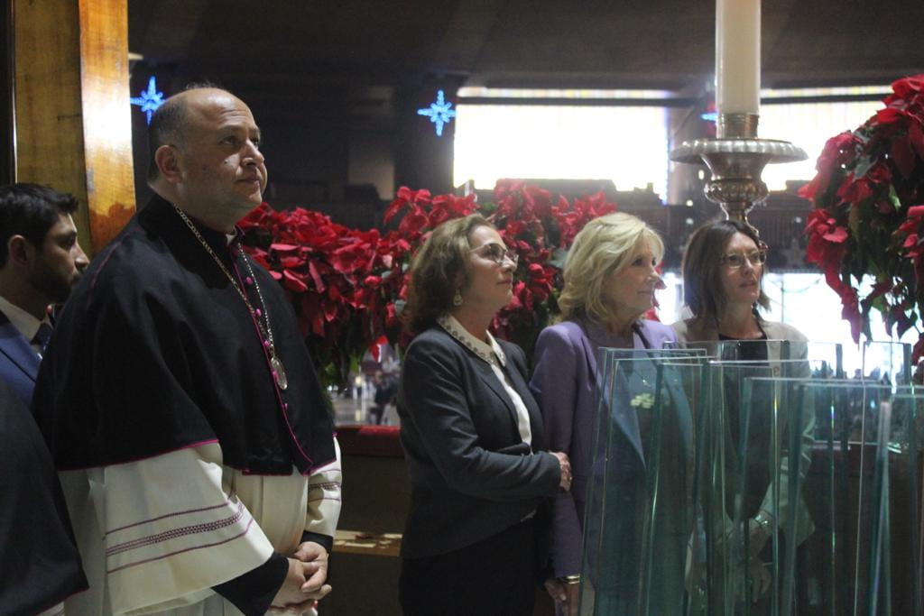 Jill Biden y Beatriz Gutiérrez contemplan la tilma con la imagen milagrosa de la Virgen de Guadalupe