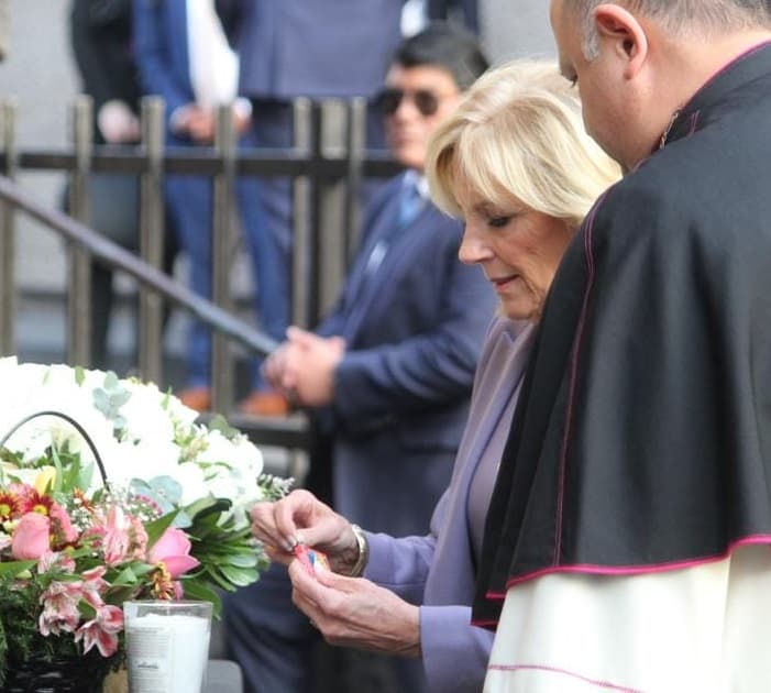 Jill Biden enciende una vela en la Basílica de Guadalupe