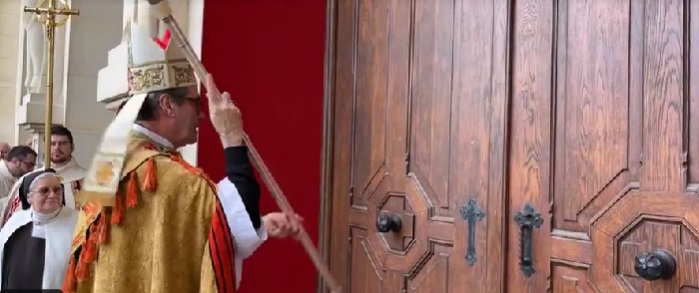 El obispo de Bayeux abre la Puerta Santa del Jubileo de Santa Teresita en Lisieux