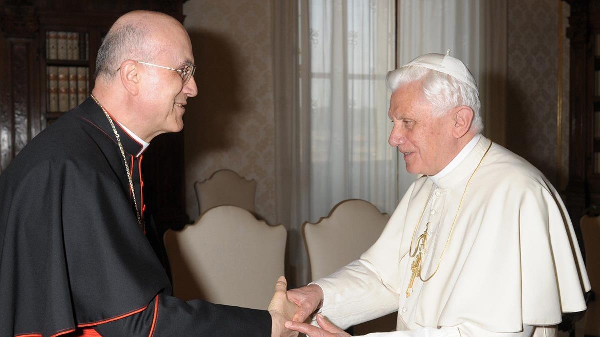 El cardenal Tarcisio Bertone saluda a Benedicto XVI.
