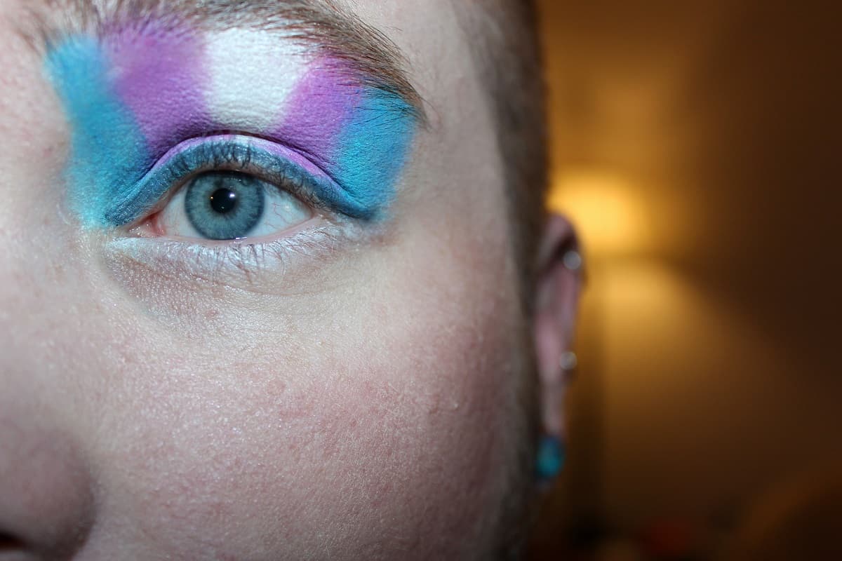 Maquillaje e ideología trans... eso no ayuda de verdad a la persona... foto de Kyle para Unsplash