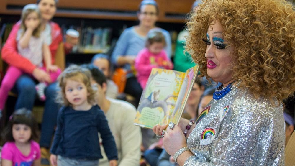 Drag queens cuentan cuentos queer a los niños