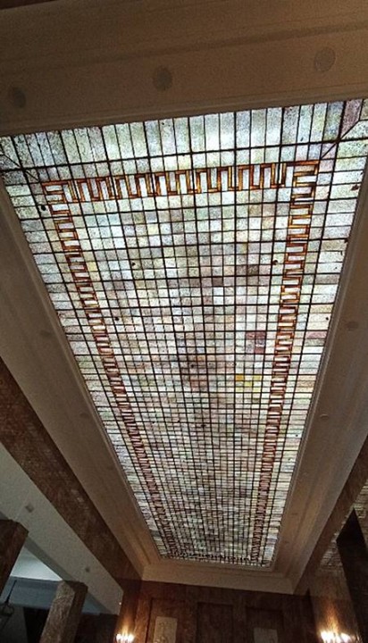 La vidriera del techo del CSIC.