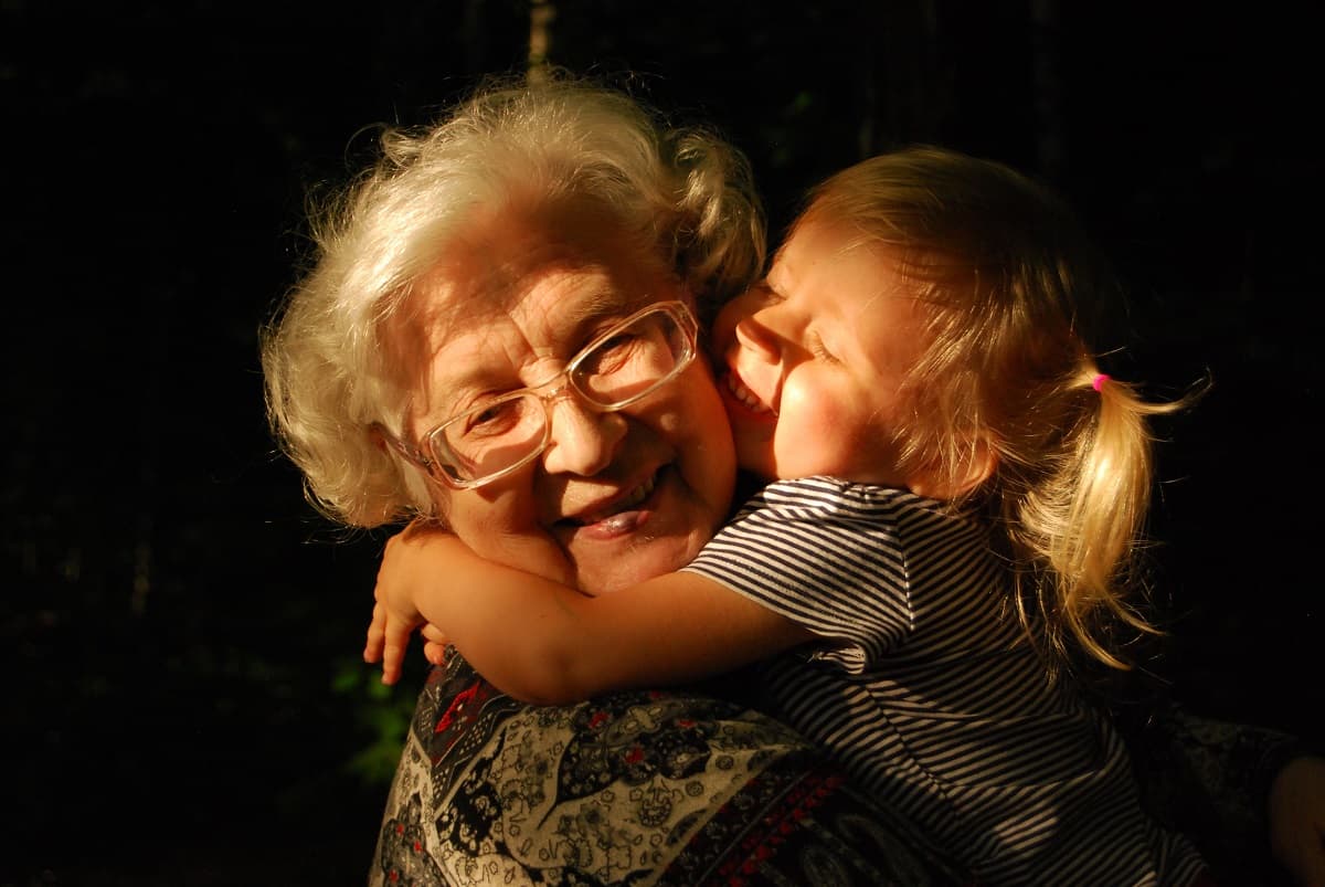 Una abuela con una nieta, felices - foto de Ekaterina Shakharova en Unsplash