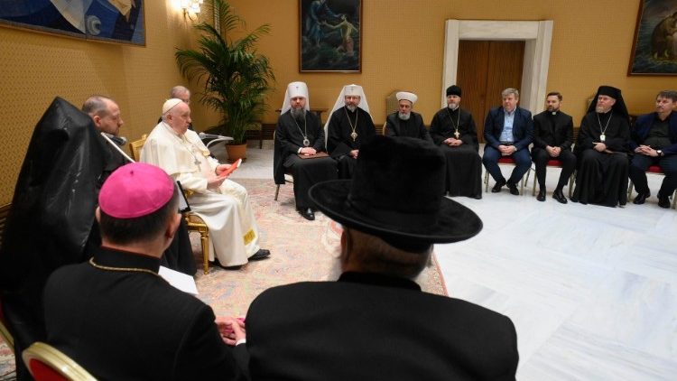 Delegados de las distintas religiones de Ucrania con el Papa Francisco