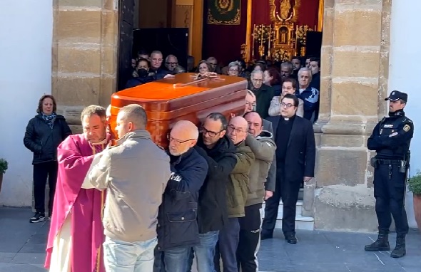 Los resto del sacristán Diego Valencia salen de La Palma tras el oficio funeral