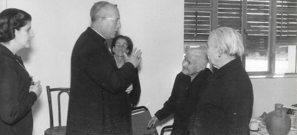 El obispo García Lahiguera visita en 1968 el asilo de Luisa Sosa
