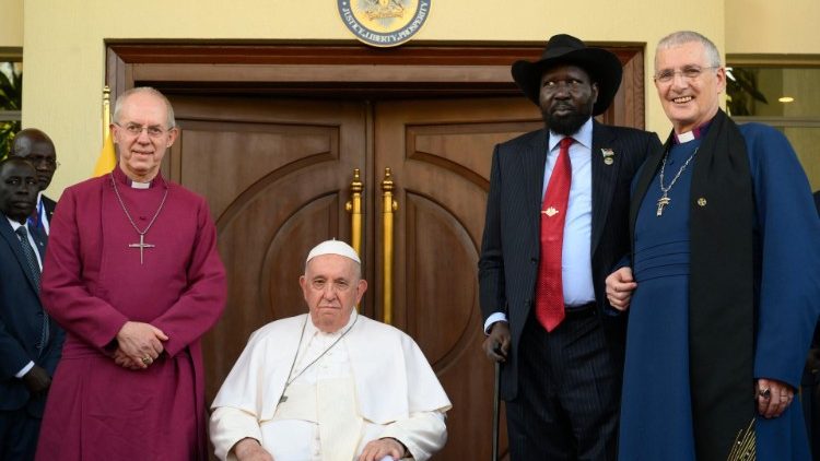 Francisco con autoridades y delegacion en Sudán del Sur.