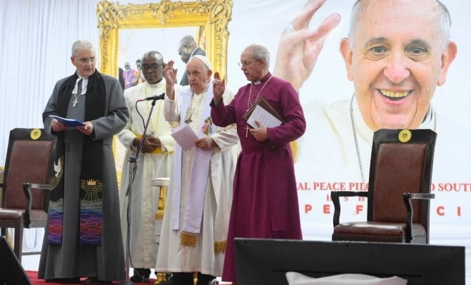 Los tres líderes cristianos impartieron una bendición al final del encuentro con desplazados en Juba