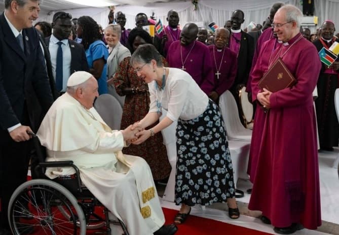 La señora Welby, esposa del Primado anglicano, saluda al Papa Francisco en Juba