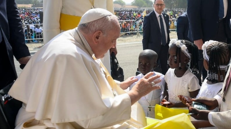 Papa Francisco bendice niños en catedral de Juba