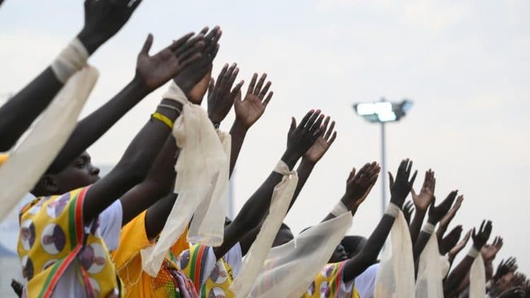Coros y danzas y alegría cristiana en la misa final del Papa Francisco en Sudán