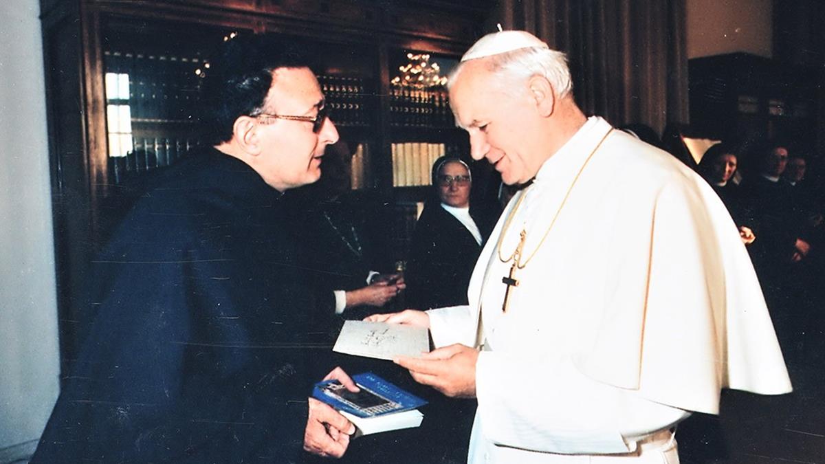El padre Giovanni Salerno, con Juan Pablo II en 1986, cuando fundó su obra y recibió la bendición del Papa para ella.