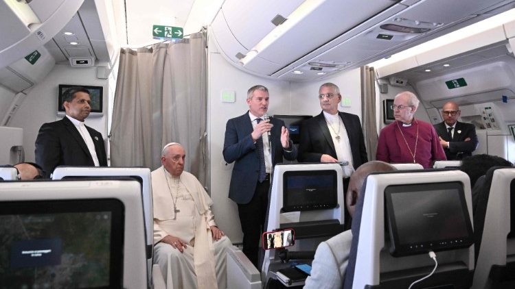 El Papa Francisco, el anglicano Welby y el presbiteriano Greenshields compartieron rueda de prensa en el avión