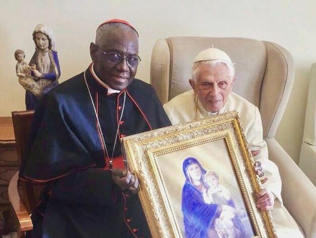 El cardenal Sarah, en una de sus visitas al Papa emérito.