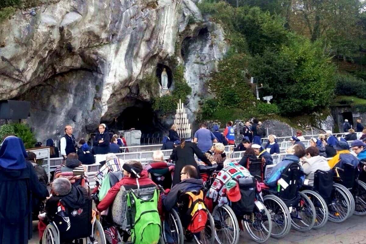 Enfermos en la gruta de Lourdes