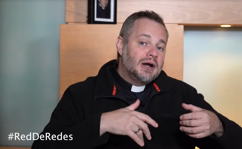 Jesús Silva es un sacerdote que explica la doctrina católica en Red de Redes