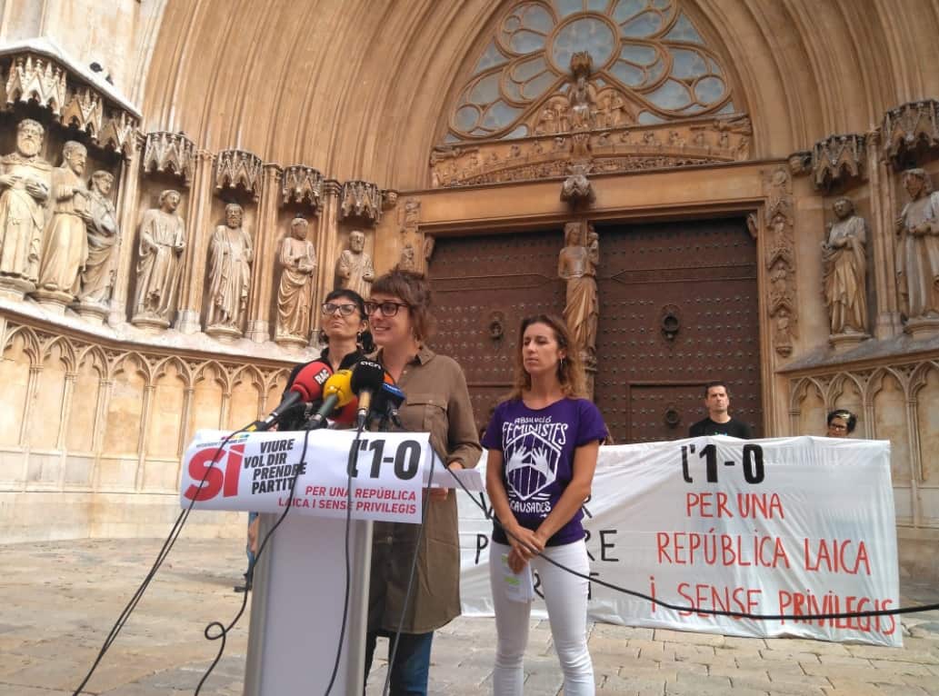 Acto anticlerical de la CUP ante la catedral de Tarragona en 2017