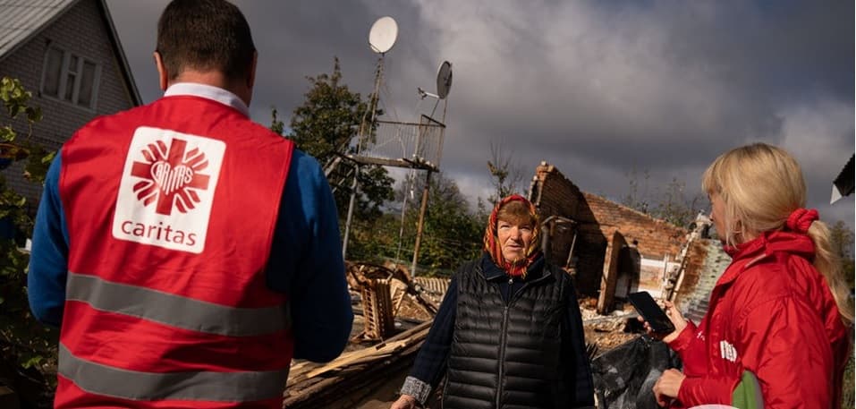 La señora Valentina en Zavorychi enseña su casa destruida por bombardeos a técnicos de Cáritas Spes