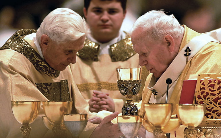El cardenal Ratzinger y el Papa Juan Pablo II. 