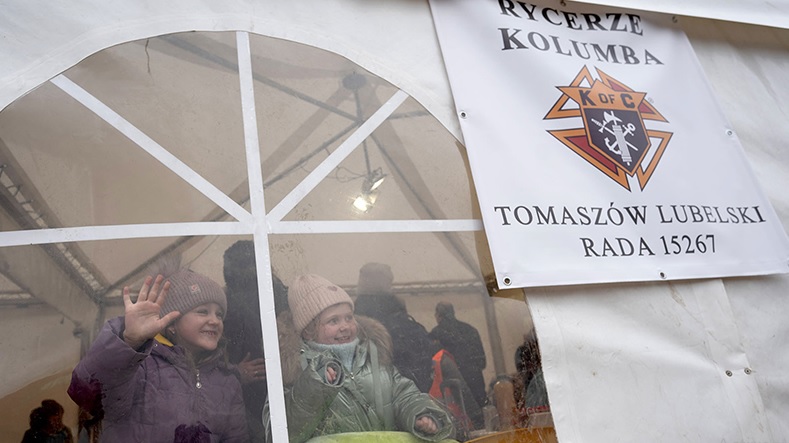 Una tienda de acogida de Caballeros de Colón polacos en la frontera ucraniana