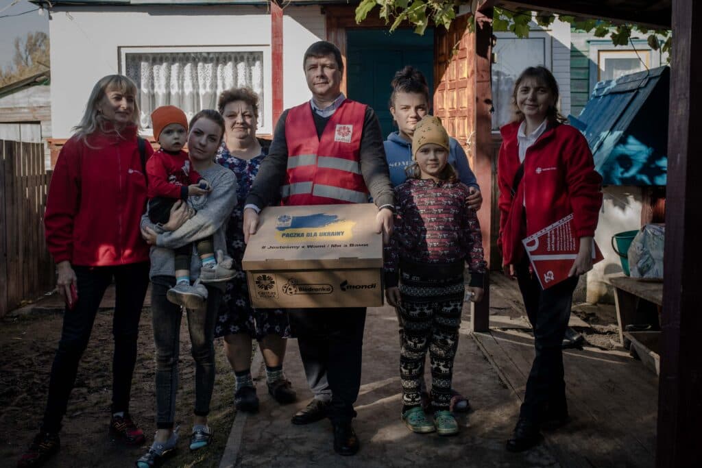 Voluntarios polacos reparten los paquetes de ayuda en Ucrania