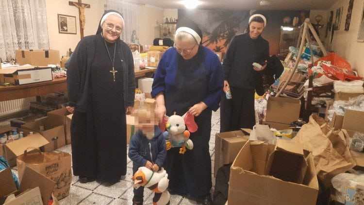 Religiosas polacas en Przemysl con refugiados y almacenes de ayuda
