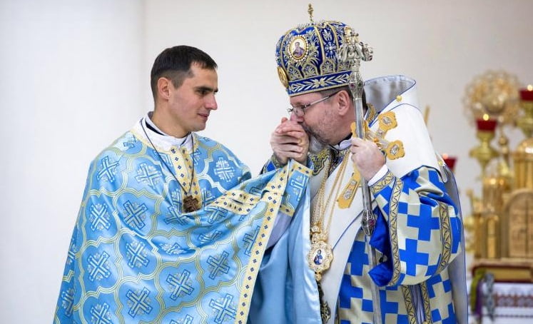 El arzobispo Shevchuk besa las manos del joven  padre Bogomaz