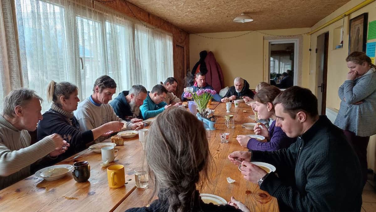 El padre Bogomaz en la comida cotidiana con personas sin techo en la parroquia