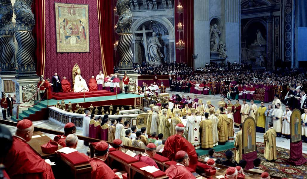 Pablo VI, en el Concilio Vaticano II, mientras se celebra una Divina Liturgia de jerarcas católicos orientales