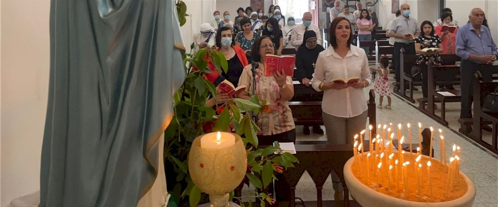 Parroquianos católicos latinos de Nablus en misa