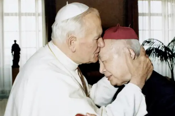 El emocionante encuentro de Juan Pablo II con el cardenal Ignatius Kung.