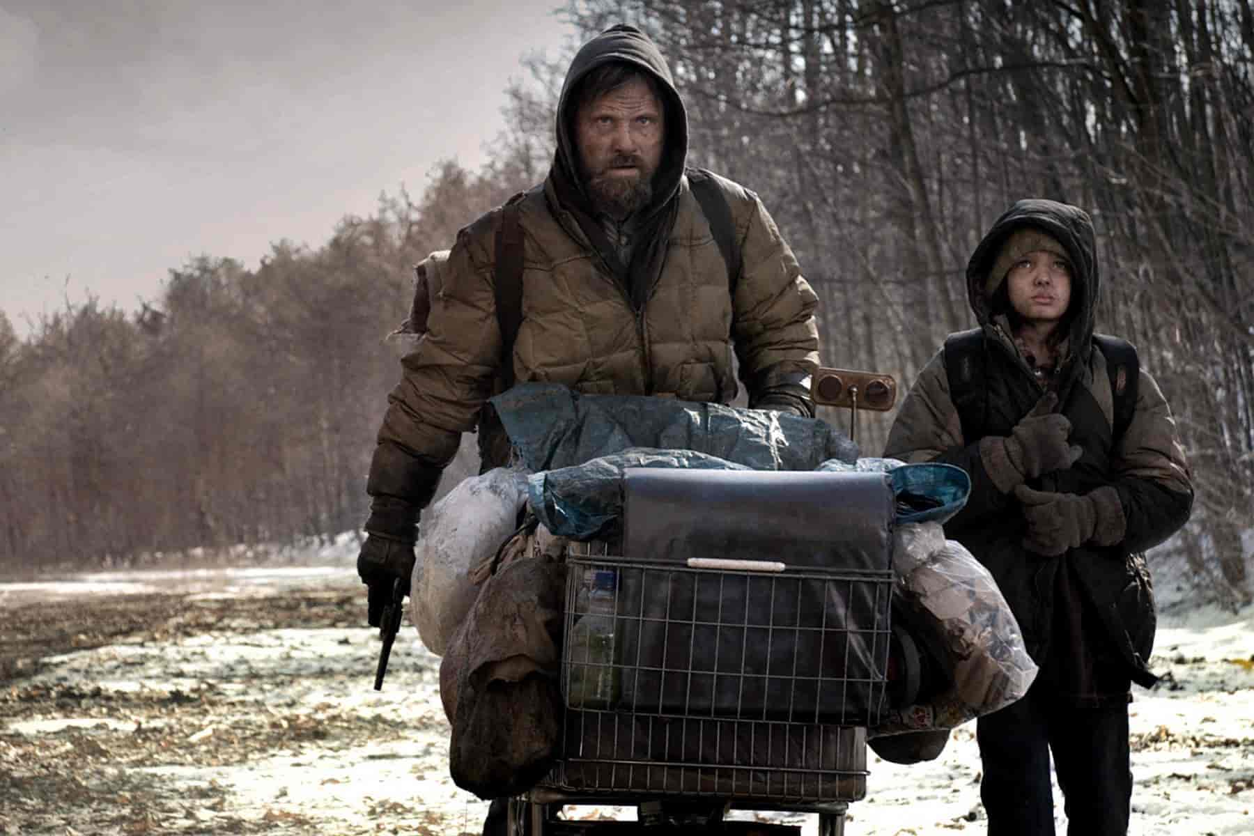 La Carretera, película apocalíptica de 2009, un padre protege a su hijo