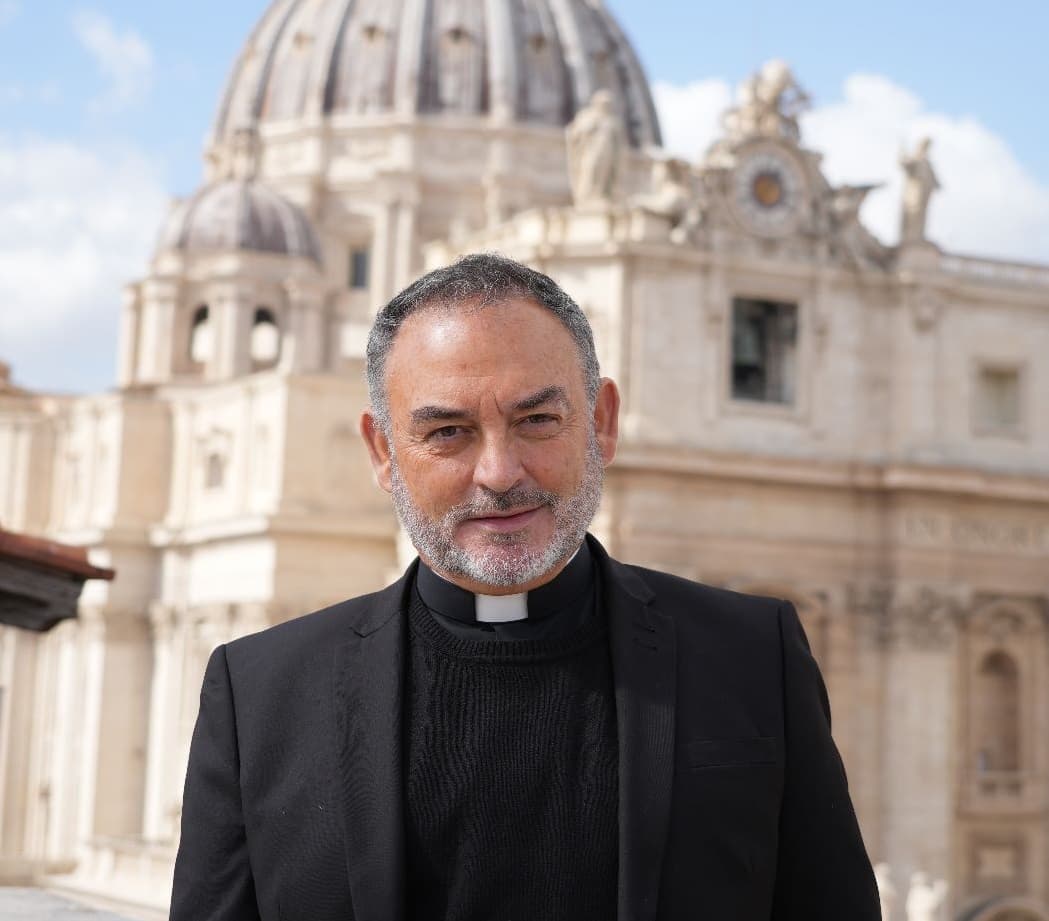 El novelista y sacerdote Sánchez Adalid en Roma