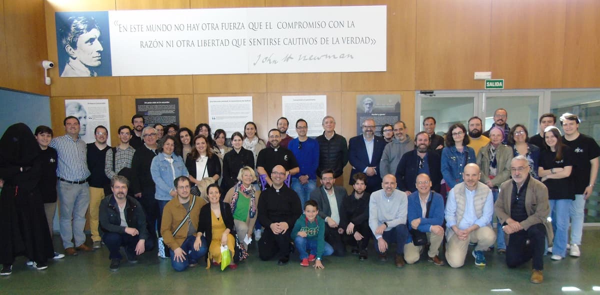 Posan los asistentes al primer encuentro de la Asociación Tolkien Católica de España