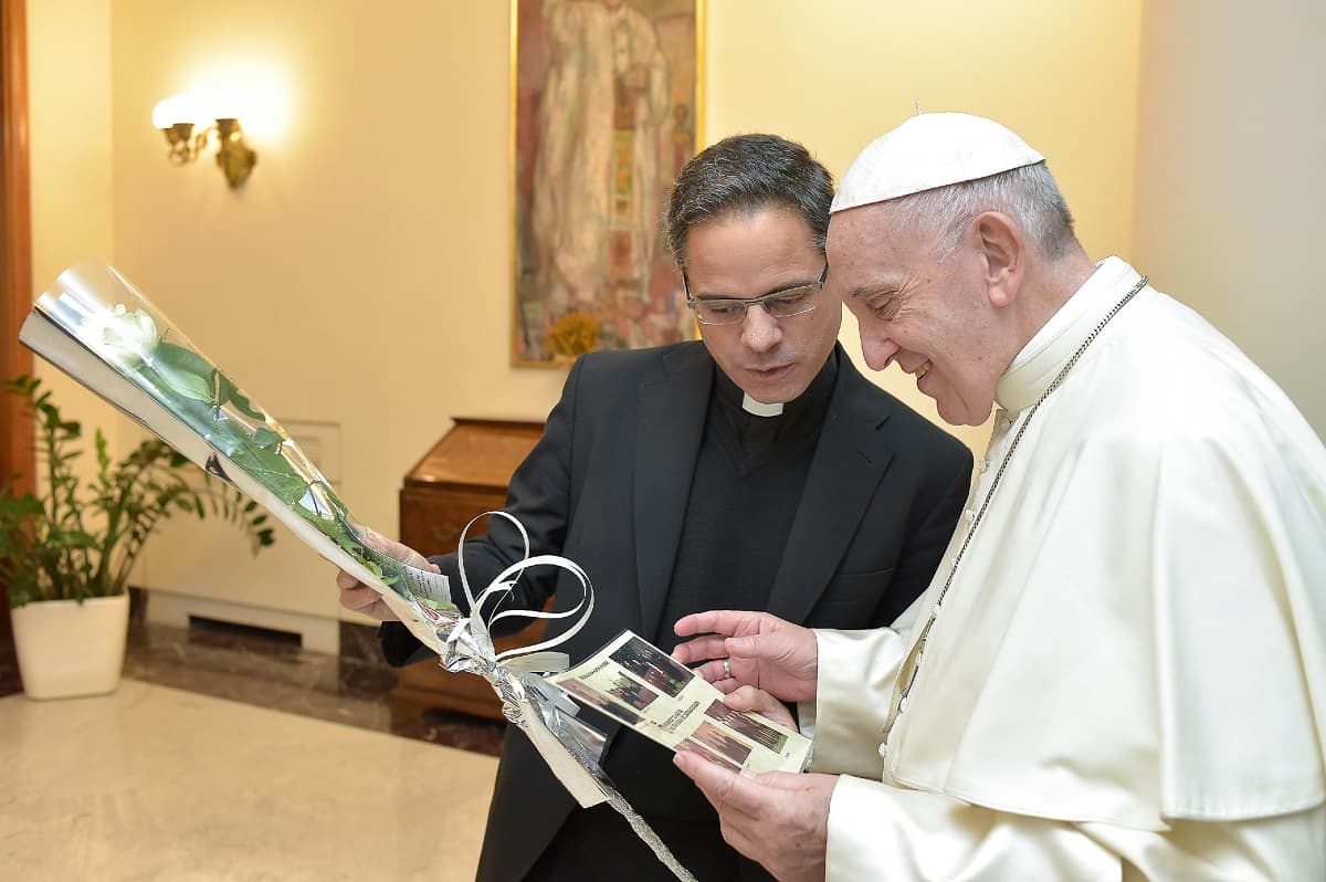 JM Alsina entrega una rosa, signo de Teresita, al Papa Francisco