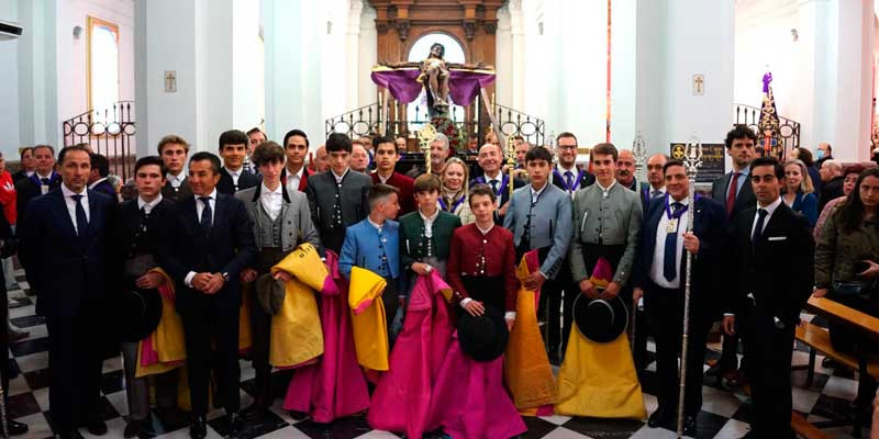Alumnos de la Escuela Taurina de Madrid con el Cristo de los Toreros