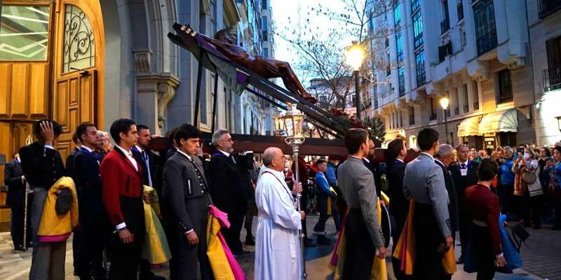 El Cristo de los Toreros sale a las calles de Madrid en el Viernes de Dolores de 2023