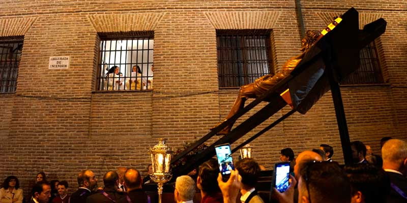 Las trinitarias desde las rejas rezan al Cristo de los Toreros de Madrid en el Viernes de Dolores de 2023