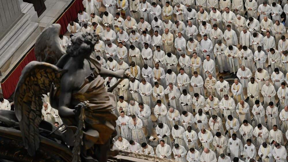Cientos de sacerdotes de todo el mundo con el Papa Francisco en la Misa Crismal... les habla de las crisis sacerdotales