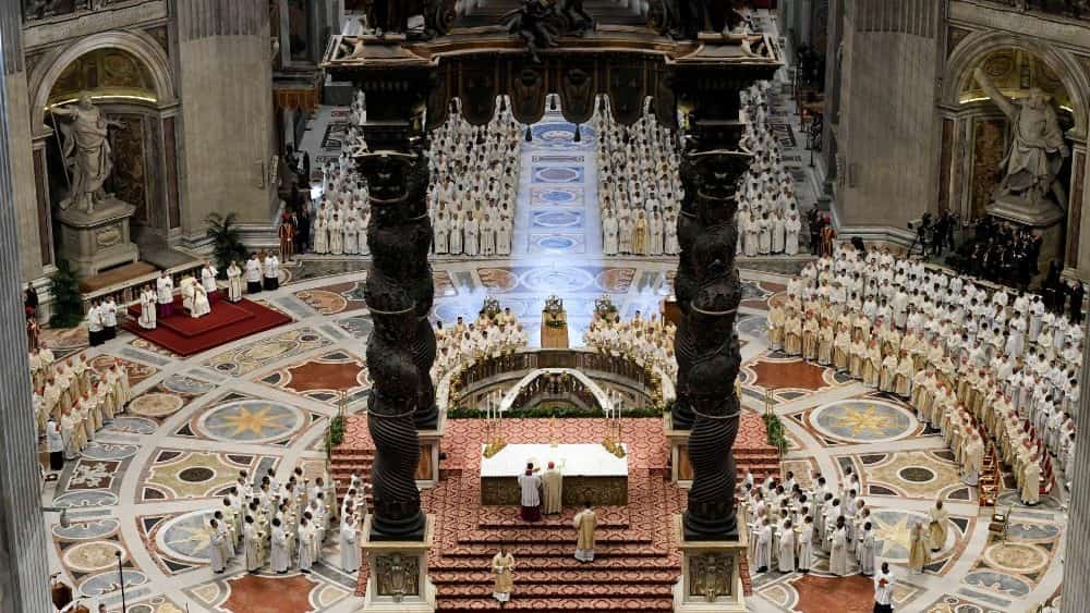 Altar de San Pedro y cientos de sacerdotes en la Misa Crismal de Jueves Santo con el Papa Francisco