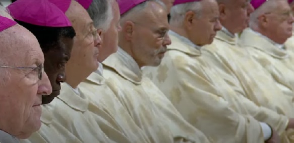 Obispos escuchan la homilía de la Misa Crismal del Papa en el Jueves Santo de 2023